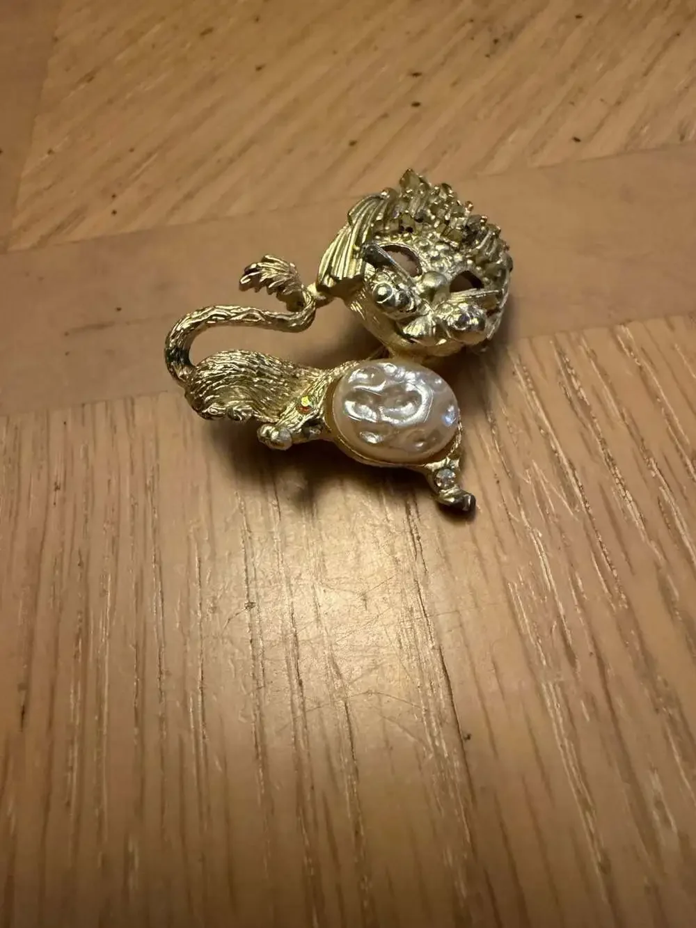 Vintage Gold Tone Faux Baroque Pearl Belly Cat Lion Figural Brooch Pin